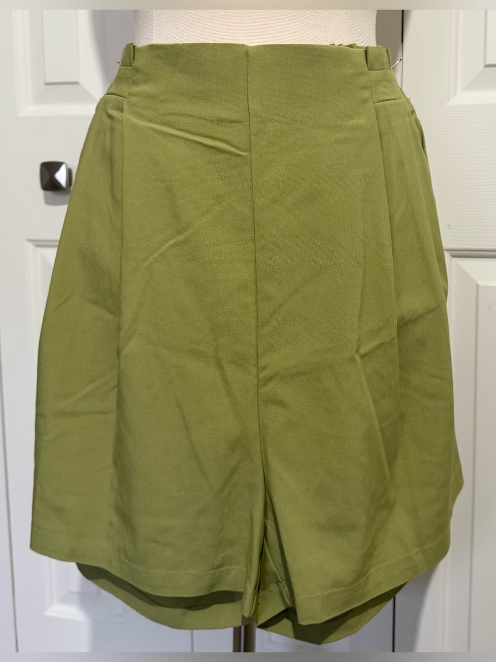 Adrianna Papell Women’s Pull-On Pleated Shorts Lemongrass Green Size Large NWT